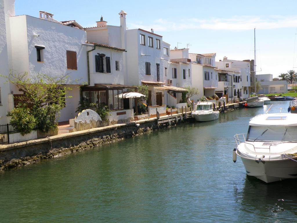 Waterside Apartment - Two Bedroom Empuriabrava Room photo