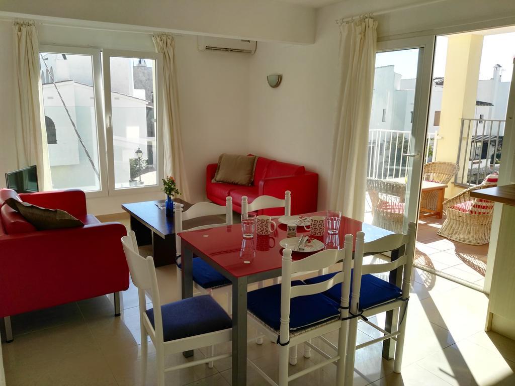 Waterside Apartment - Two Bedroom Empuriabrava Room photo