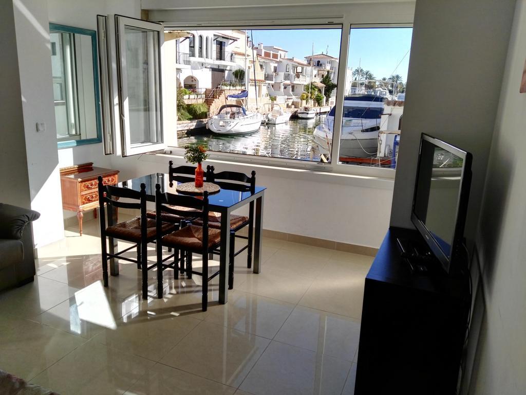 Waterside Apartment - Two Bedroom Empuriabrava Room photo